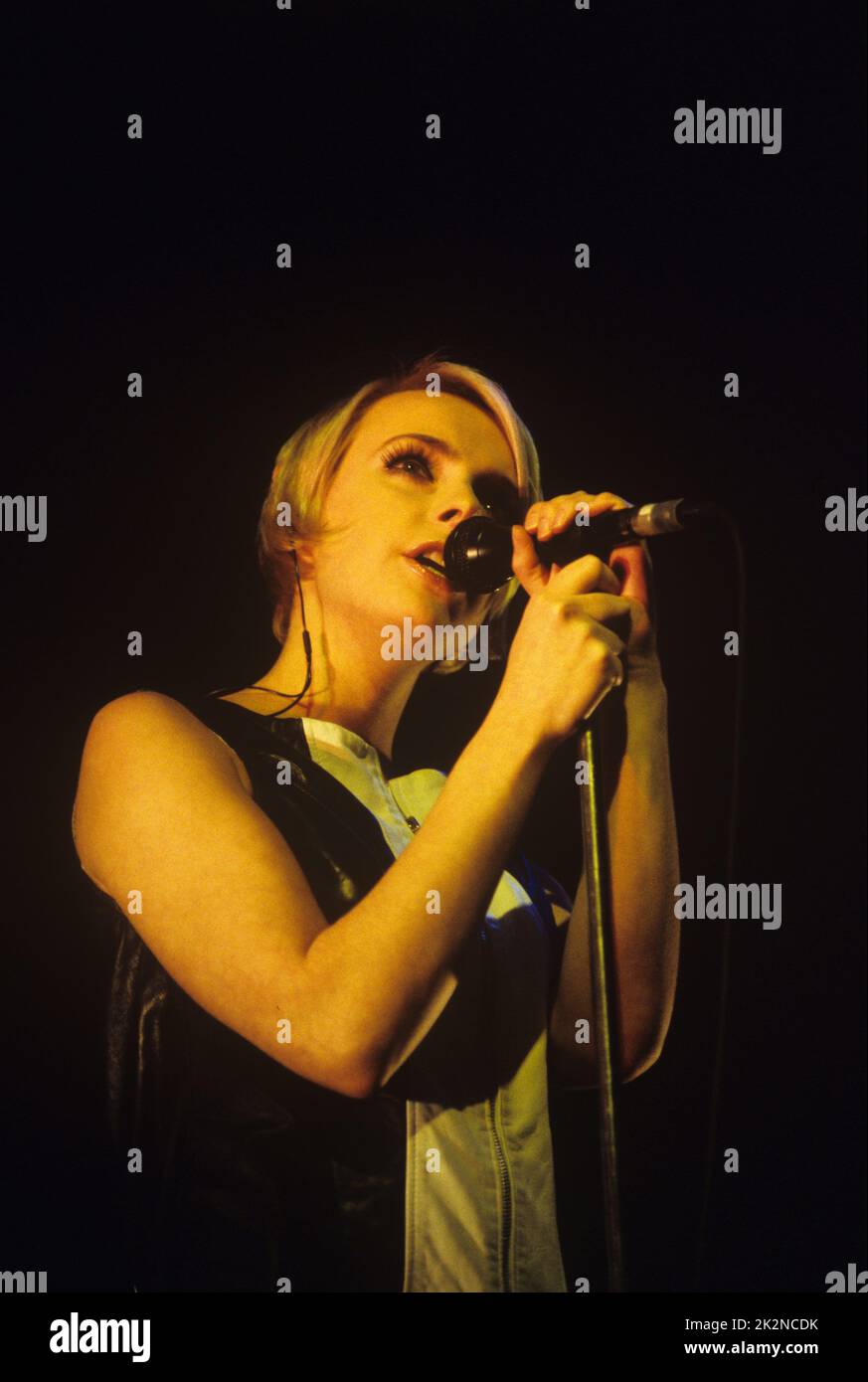 DUBSTAR ; Sarah Blackwood (vocals) ;  live in London, UK ;  December 1996 ;  Credit : Mel Longhurst / Performing Arts Images ;   www.performingartsimages.com Stock Photo