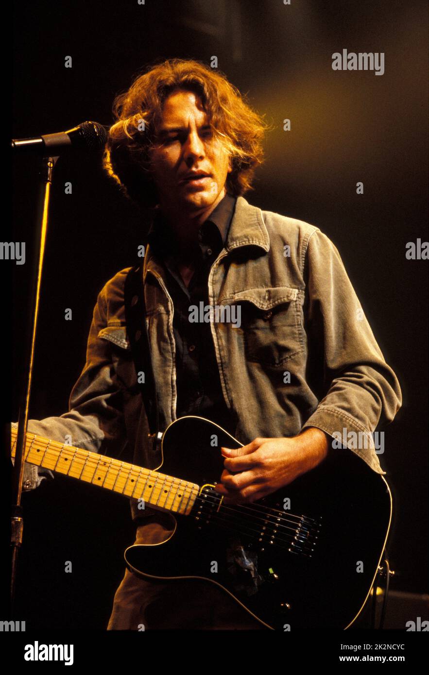 PEARL JAM ; Eddie Vedder (vocals) live in London, UK ; May 2000 ; Credit Mel Longhurst