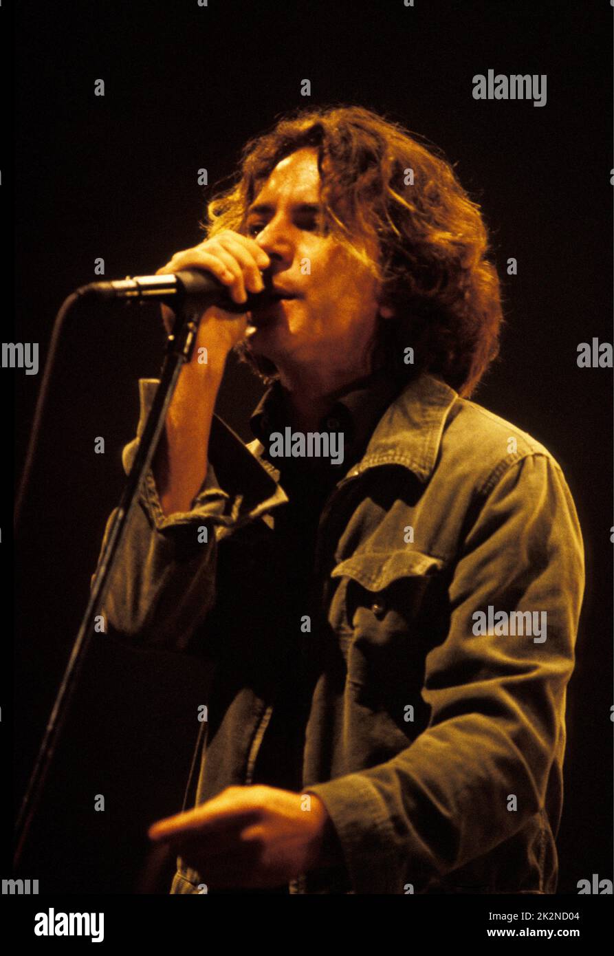 Eddie vedder 90s hi-res stock photography and images - Alamy