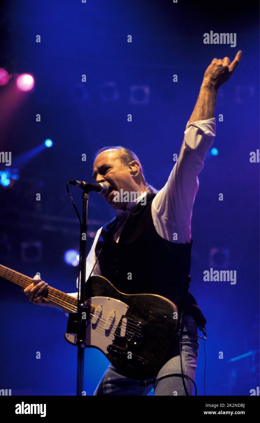 STATUS QUO ; live in London, UK ;  17 October 1999 ;  Credit : Mel Longhurst / Performing Arts Images ;   www.performingartsimages.com Stock Photo