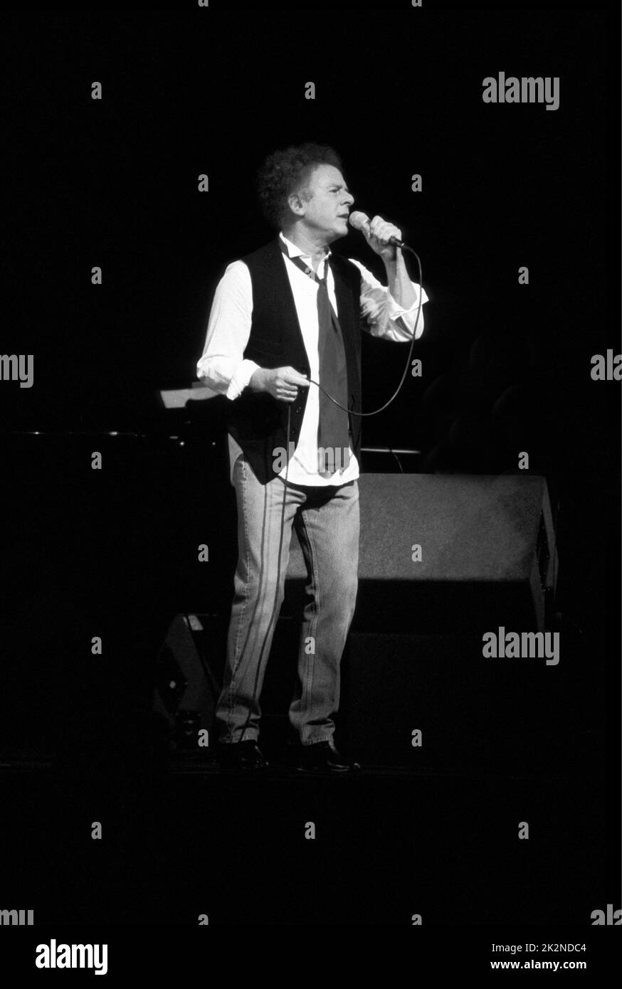 ART GARFUNKEL ; live in London, UK ; undated (1990s) ; Credit Mel