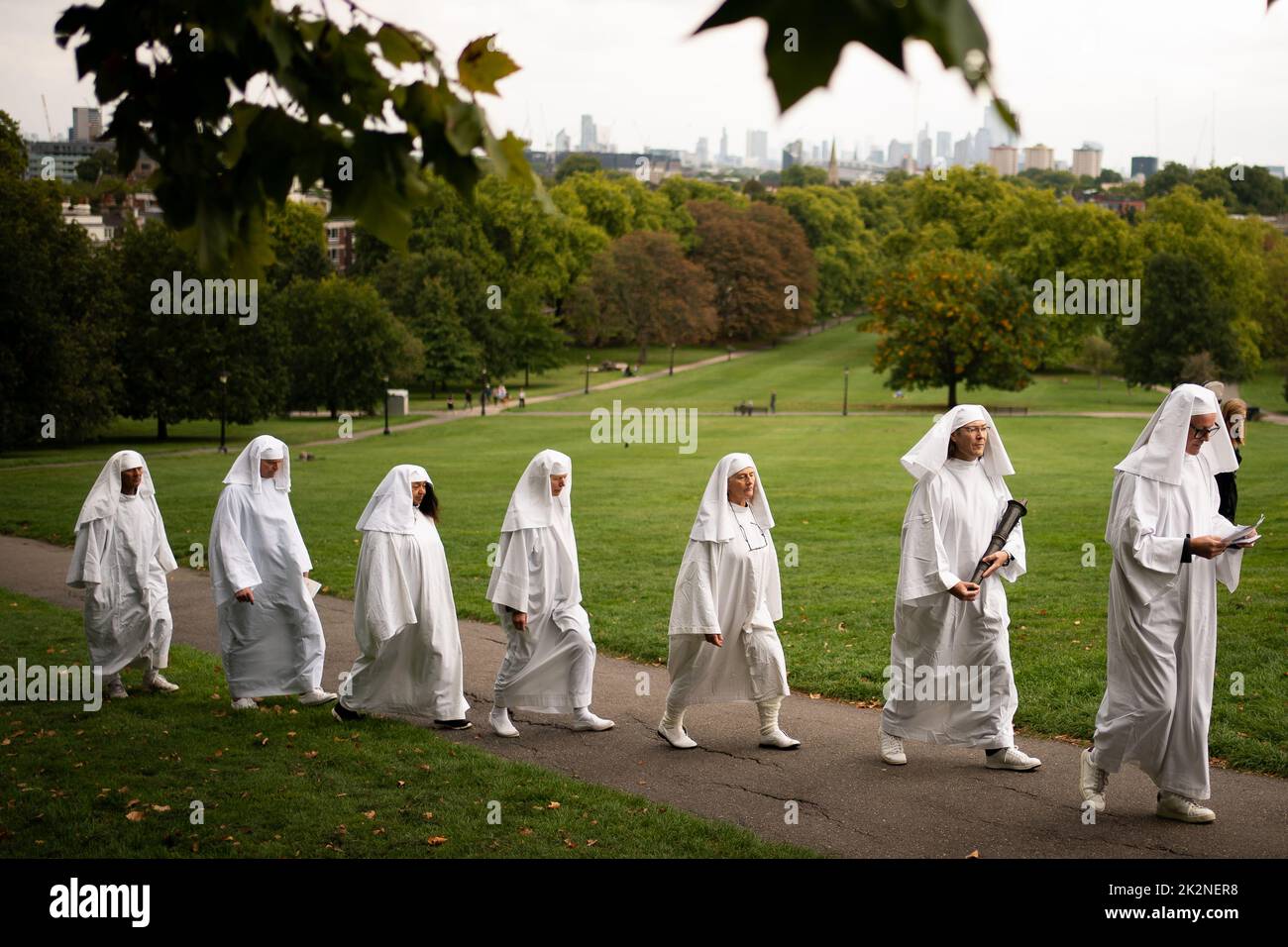 Members of the Druid Order perform a ceremony to celebrate the autumn equinox on Primrose Hill in London. The autumnal equinox is when daytime and nighttime are of approximately equal duration and marks the beginning of Autumn. Picture date: Friday September 23, 2022. Stock Photo
