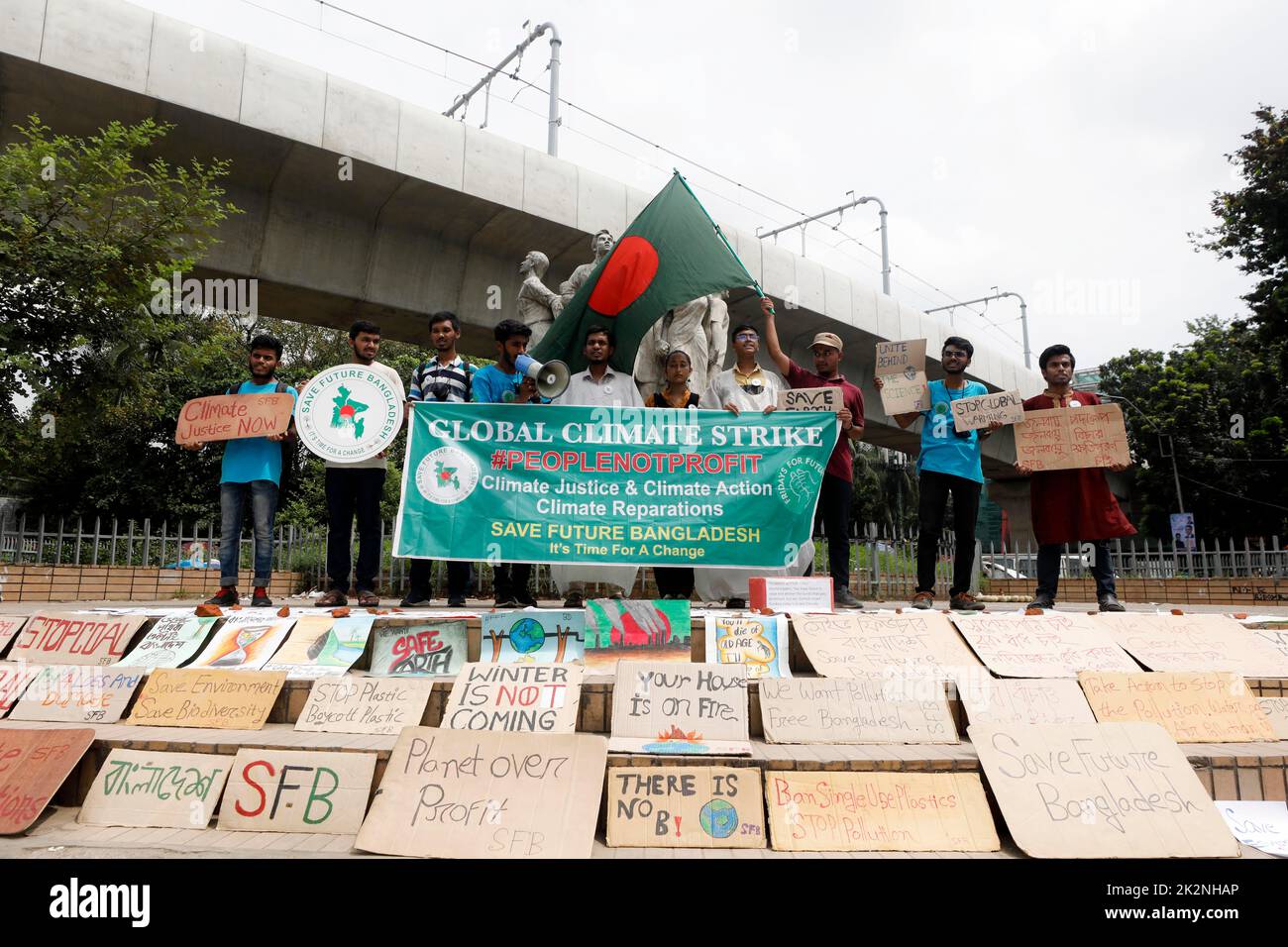 Dhaka, Bangladesh - September 23, 2022: Bangladeshi Students rally in front of the Raju sculpture at Dhaka University demanding protection of the rive Stock Photo