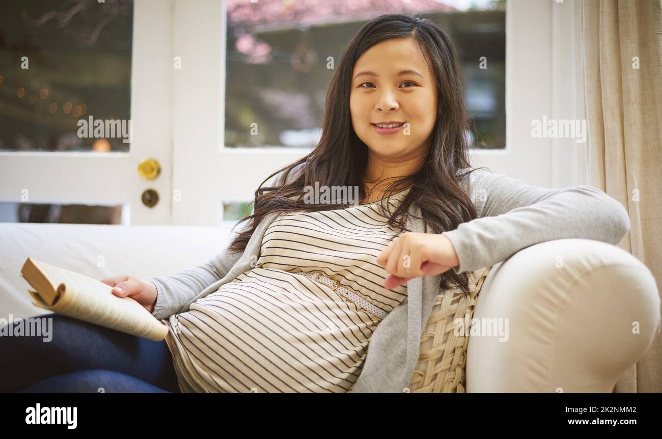 https://c8.alamy.com/comp/2K2NMM2/this-book-is-a-must-read-for-any-expecting-mom-portrait-of-a-pregnant-woman-reading-a-book-at-home-2K2NMM2.jpg