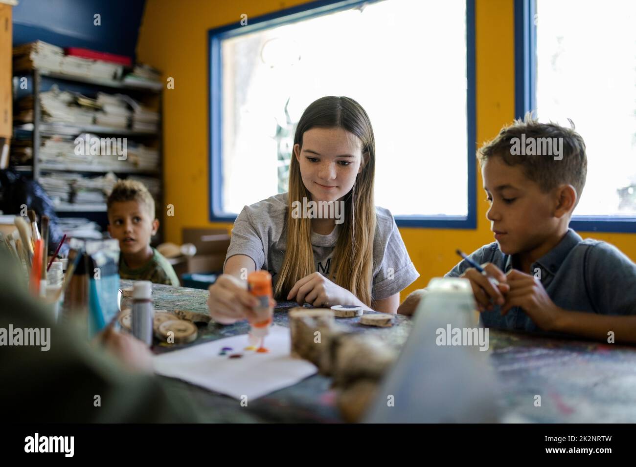 Camp counselor teaching crafts to boys at summer camp Stock Photo Alamy