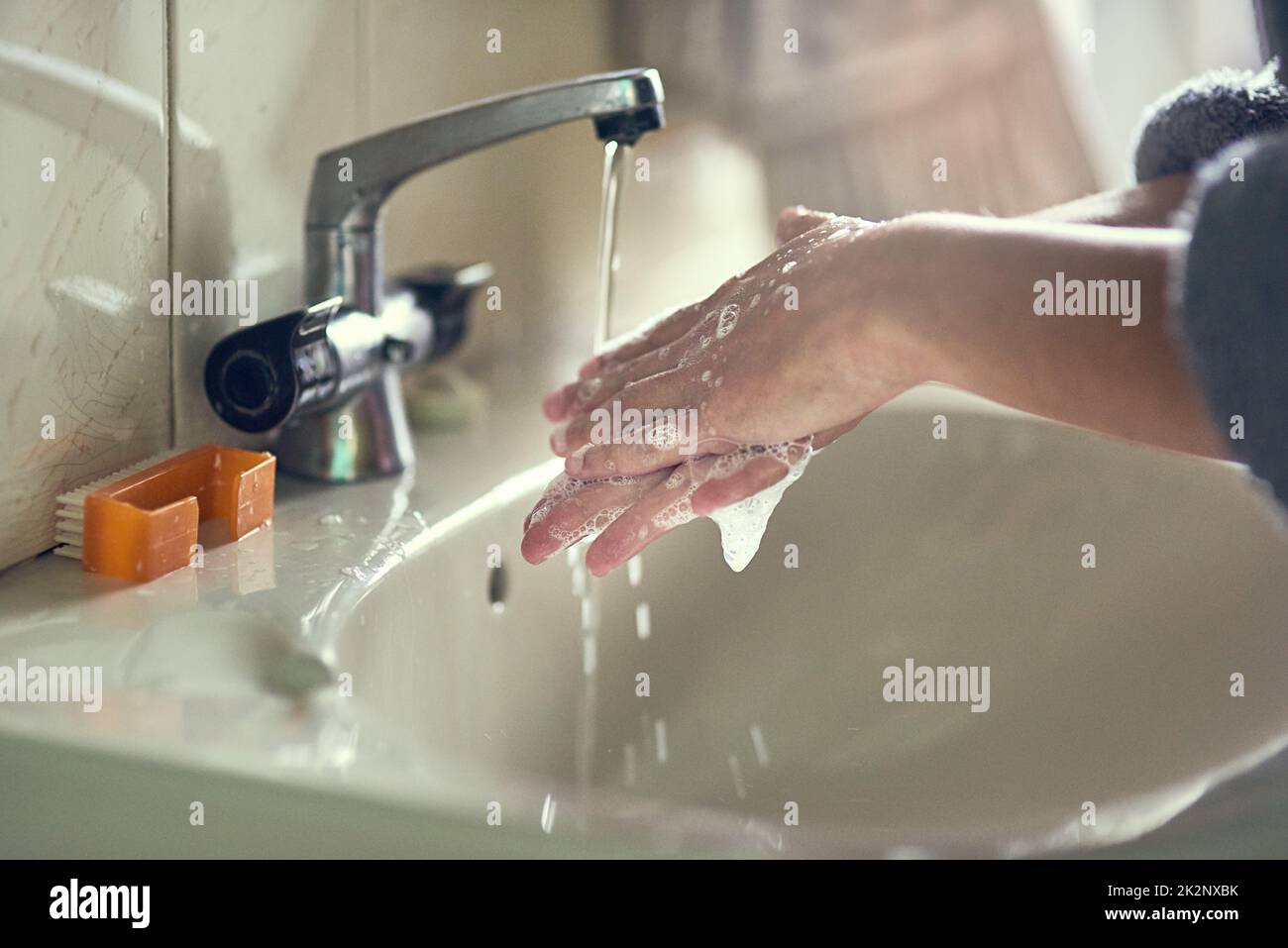 Окр моет руки. Мыло для умывальника. Мытье рук. Раковина для мытья рук. Мыло на раковине.