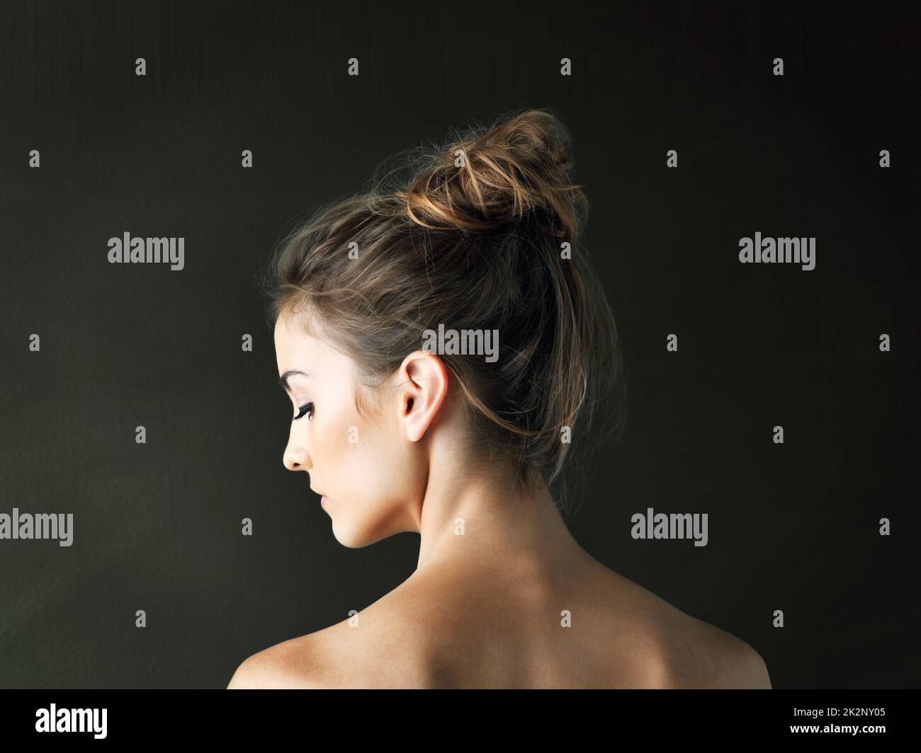 Dark skin teen girl hi-res stock photography and images - Alamy