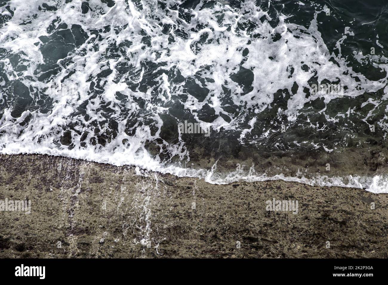 Water splashing against rocks sun hi-res stock photography and images ...