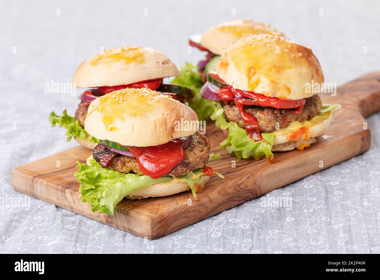 hamburger, burger, four, small, food, beef, onion, snack, cheese, meal, background, lettuce, tomato, onion, fresh, meat, sandwich, tasty, fried, homemade, fast, white, grilled, gourmet, vegetable, american, barbecue, lunch, classic, bread, bun, wooden, de Stock Photo