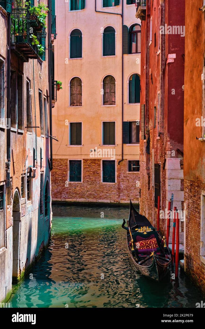 Venice narrow canal gondola hi-res stock photography and images - Alamy