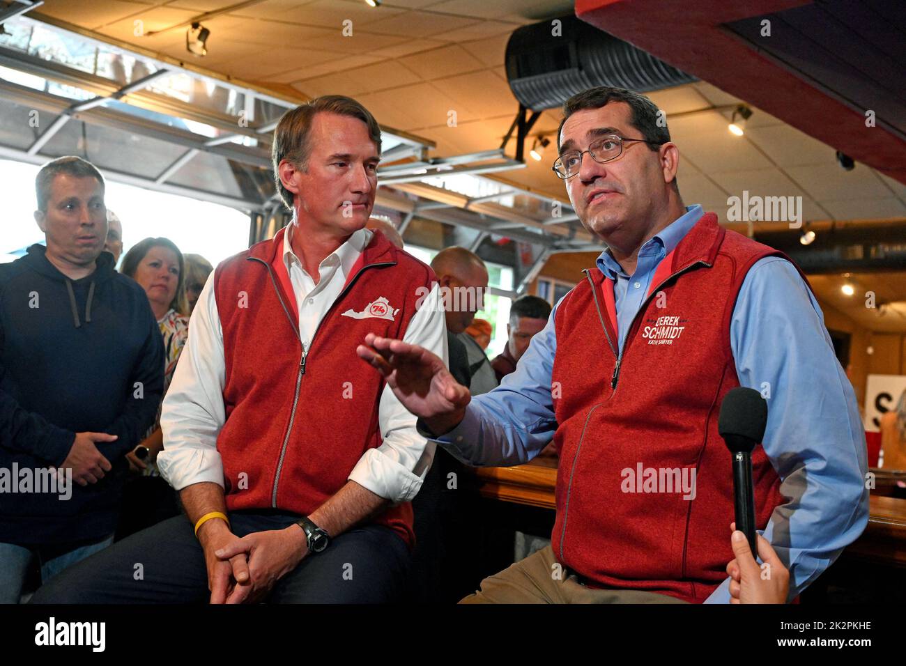 Shawnee, KS, USA. 22nd Sep, 2022. Kansas Attorney General Republican gubernatorial candidate Derek Schmidt (R) is joined by Virginia Governor Glenn Youngkin (L) answering reporterÕs questions during an interview atter a fundraiser rally at HaywardÕs Pit Bar B Que restaurant to help boost Schmidt in a tight race against incumbent Democratic Governor Laura Kelly Shawnee, Kansas on September 22, 2022. Credit: Mark Reinstein/Media Punch/Alamy Live News Stock Photo