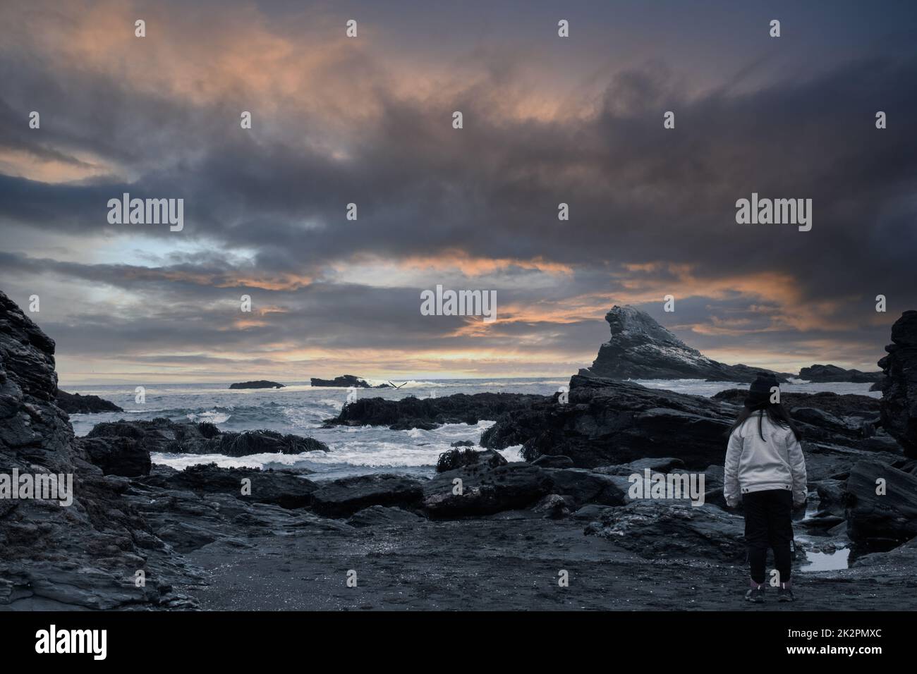 Girl by ocean hi-res stock photography and images - Alamy