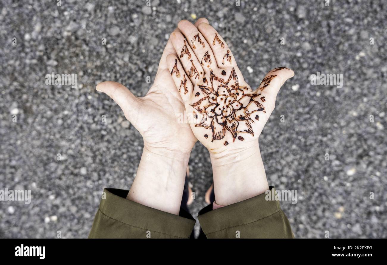 Henna tattoo on the hand Stock Photo Alamy
