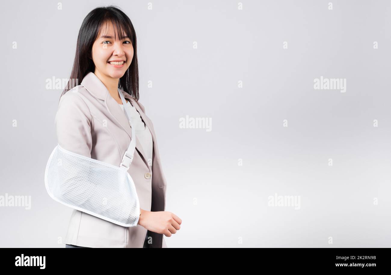 Business woman confident smiling broken arm after accident and wear arm