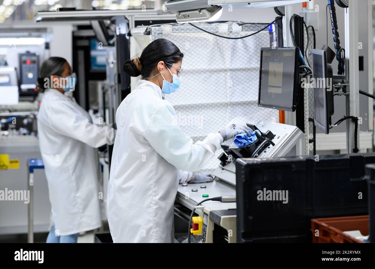 Guadalajara, Mexico. 21st Sep, 2022. Employees work in the production halls at the plant of the German automotive parts manufacturer Continental in Guadalajara. At the plant, Continental produces, among other things, driver information systems, sensors, control units, electronic modules such as chips and small electric motors for the automotive and commercial vehicle industry. Mexico is one of the world's most important production locations for the automotive and supplier industry. Credit: Bernd von Jutrczenka/dpa/Alamy Live News Stock Photo