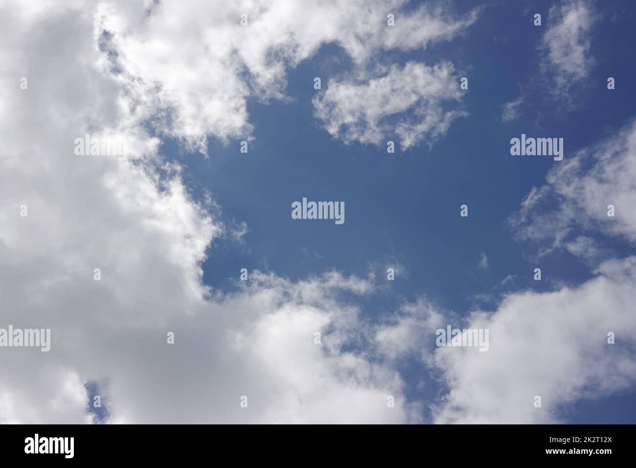 blauer Himmel mit weissen Wolken Stock Photo