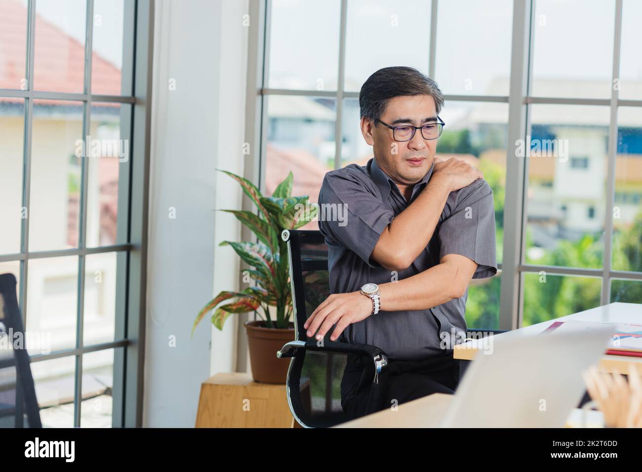 Shoulder pain and computer hires stock photography and images Alamy