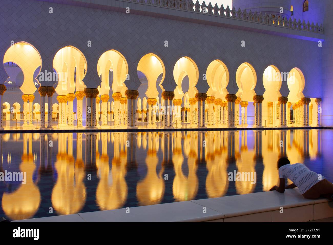 The UAE, Abu Dhabi, Mosque, water mirror at teh evening Stock Photo Alamy