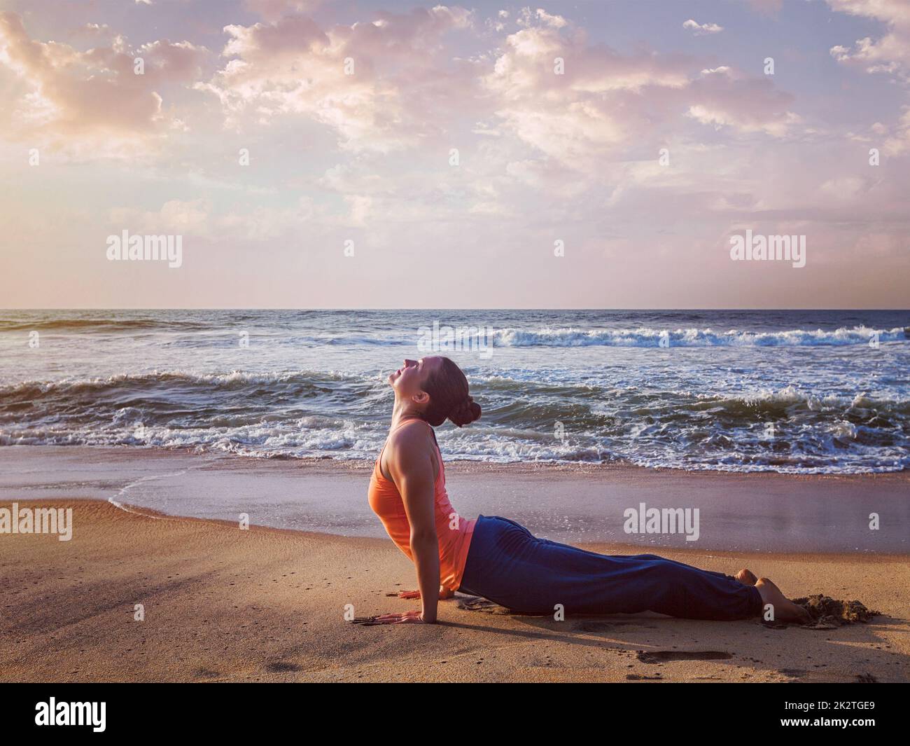 Sunset beach yoga hi-res stock photography and images - Page 9 - Alamy