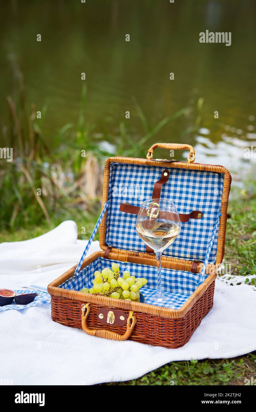 Picnic basket blanket food hi-res stock photography and images - Page 12 -  Alamy