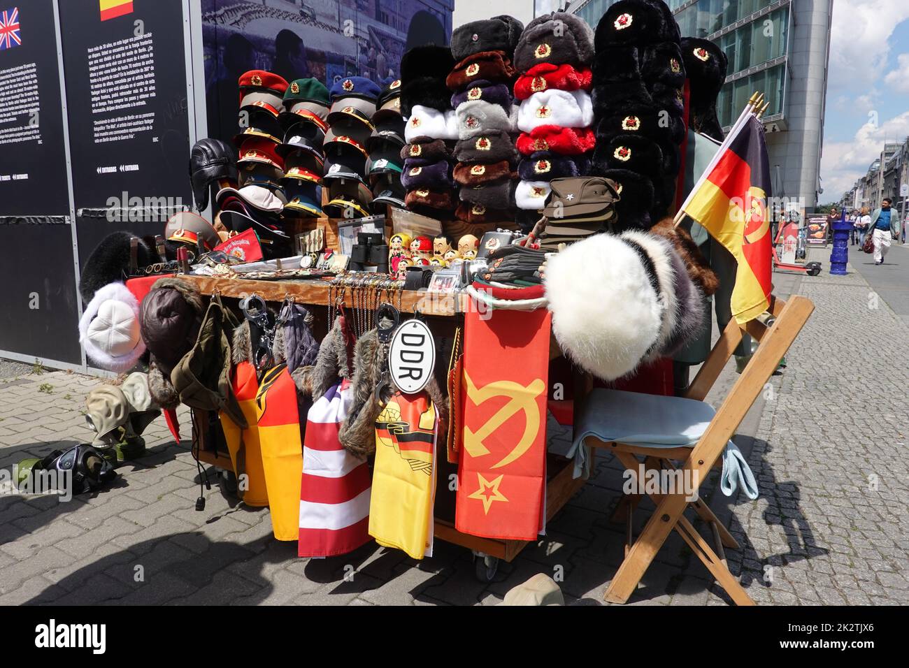 Ostblock-Militaria als Souvenir im Strassenverkauf Stock Photo