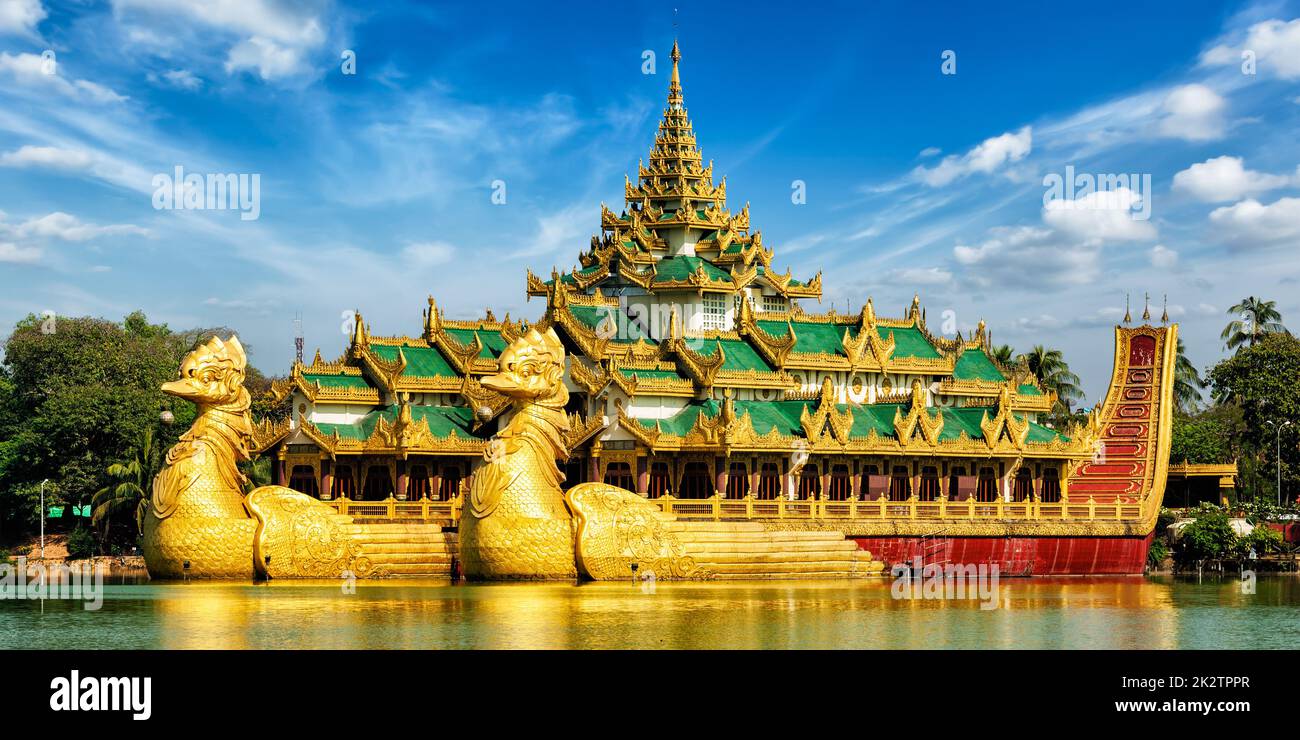 Karaweik royal barge, Kandawgyi Lake, Yangon Stock Photo