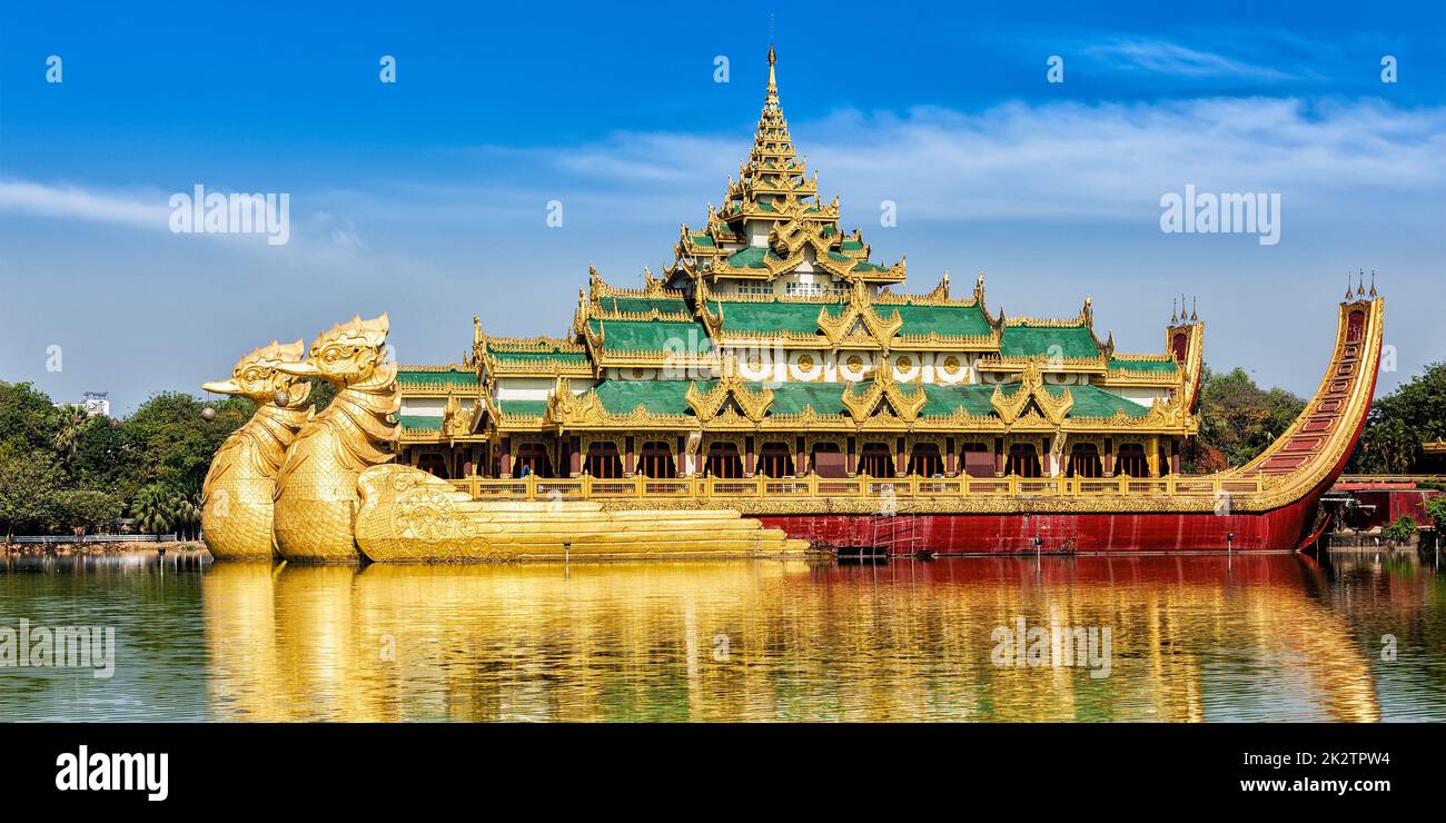 Karaweik royal barge, Kandawgyi Lake, Yangon Stock Photo