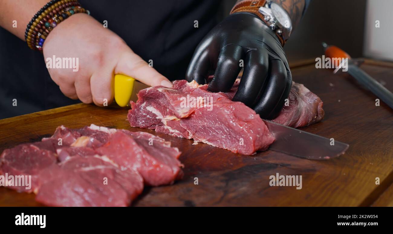 https://c8.alamy.com/comp/2K2W054/cutting-pieces-of-fresh-raw-beef-meat-juicy-fresh-meat-2K2W054.jpg