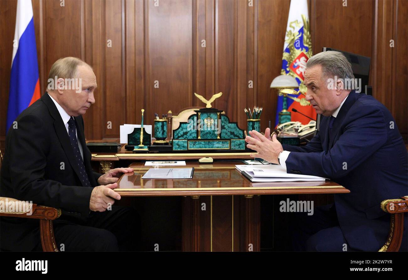 Moscow, Russia. 22nd Sep, 2022. Russian President Vladimir Putin holds a face-to-face meeting with the CEO of DOM.RF Vitaly Mutko, right, at the Kremlin, September 22, 2022 in Moscow, Russia. Credit: Gavriil Grigorov/Kremlin Pool/Alamy Live News Stock Photo