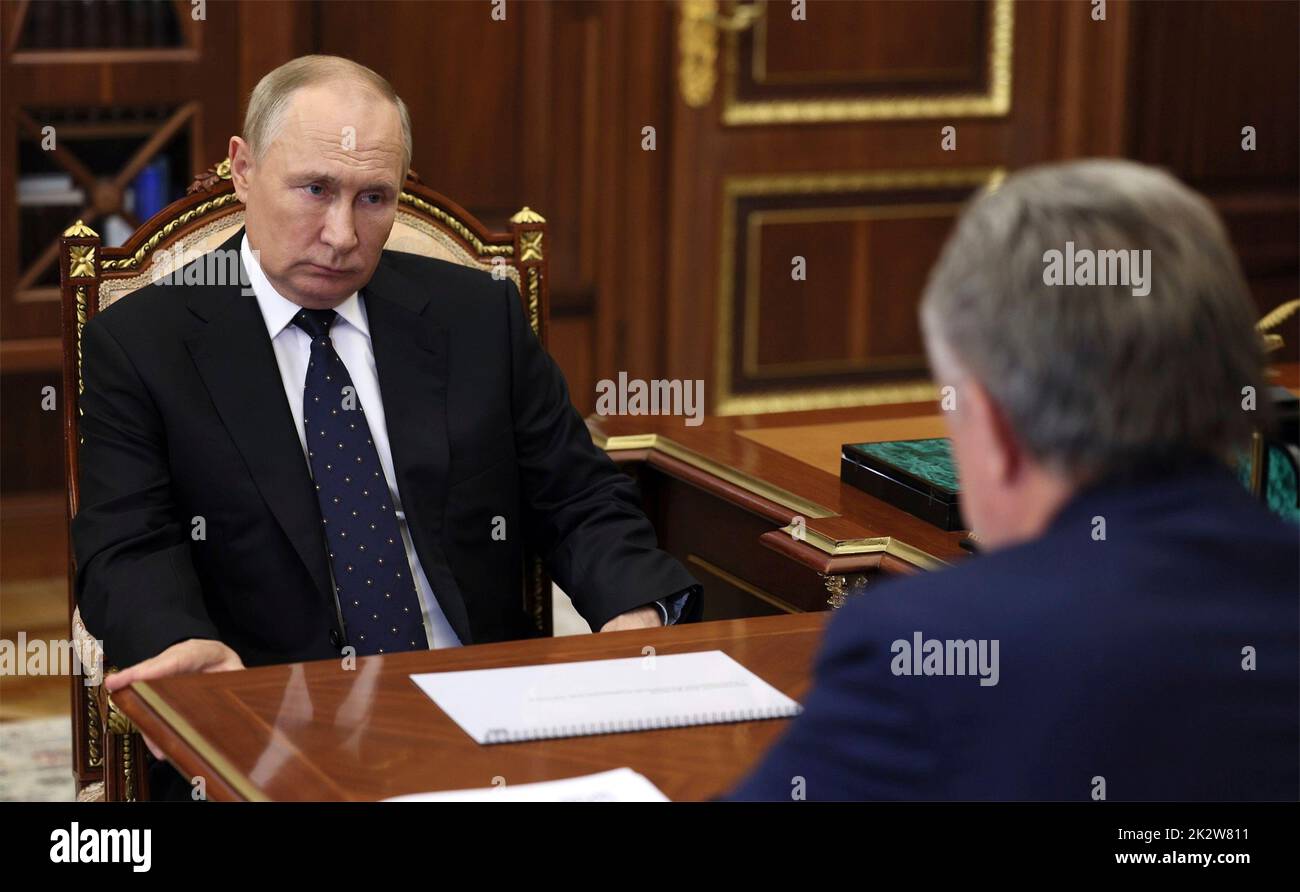 Moscow, Russia. 22nd Sep, 2022. Russian President Vladimir Putin holds a face-to-face meeting with the CEO of DOM.RF Vitaly Mutko, right, at the Kremlin, September 22, 2022 in Moscow, Russia. Credit: Gavriil Grigorov/Kremlin Pool/Alamy Live News Stock Photo