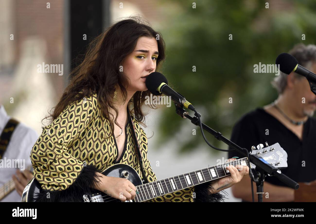 Singer / songwriter Holly Henderson performing in Brenchley Gardens, Maidstone, Kent. 3rd September 2022 Stock Photo