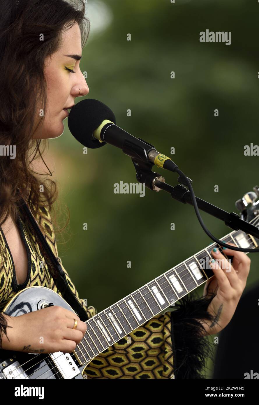 Singer / songwriter Holly Henderson performing in Brenchley Gardens, Maidstone, Kent. 3rd September 2022 Stock Photo