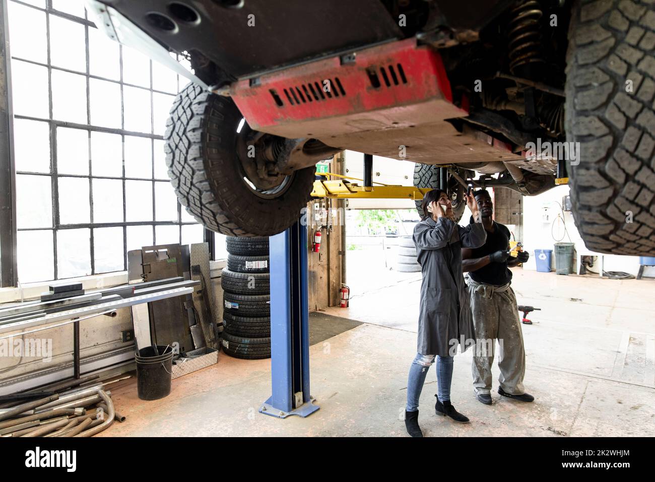 Working hydraulic lift hi-res stock photography and images - Alamy
