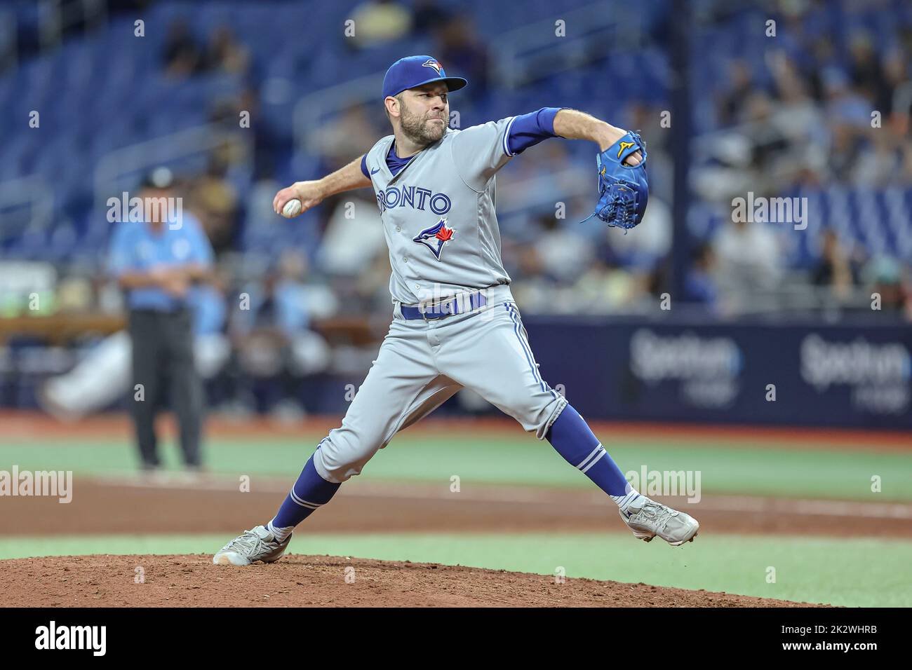St. Petersburg, FL. USA;  Toronto Blue Jays relief pitcher David Phelps (35) delivers a pitch in the sixth inning during a major league baseball game Stock Photo