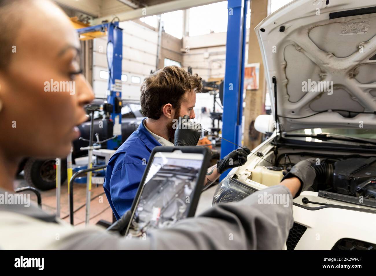 African mechanic in repair shop hi-res stock photography and images - Page  4 - Alamy