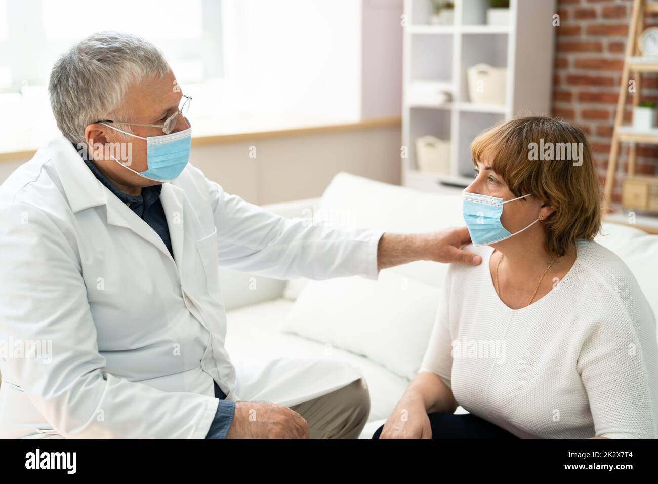 Sick elderly patient talking hi-res stock photography and images - Alamy