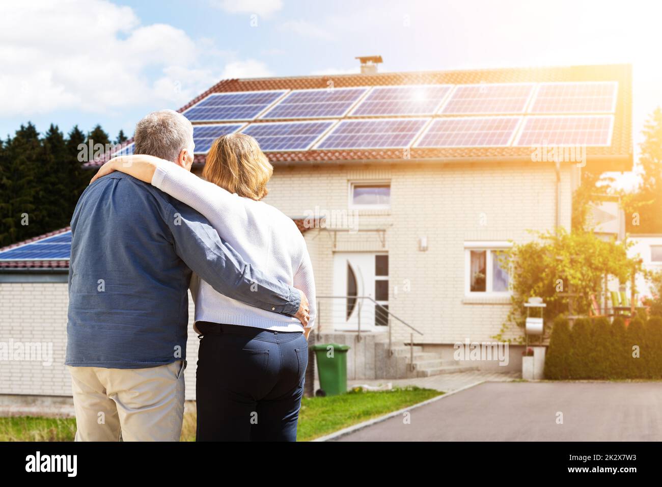 Elderly couple in front house hi-res stock photography and images - Alamy