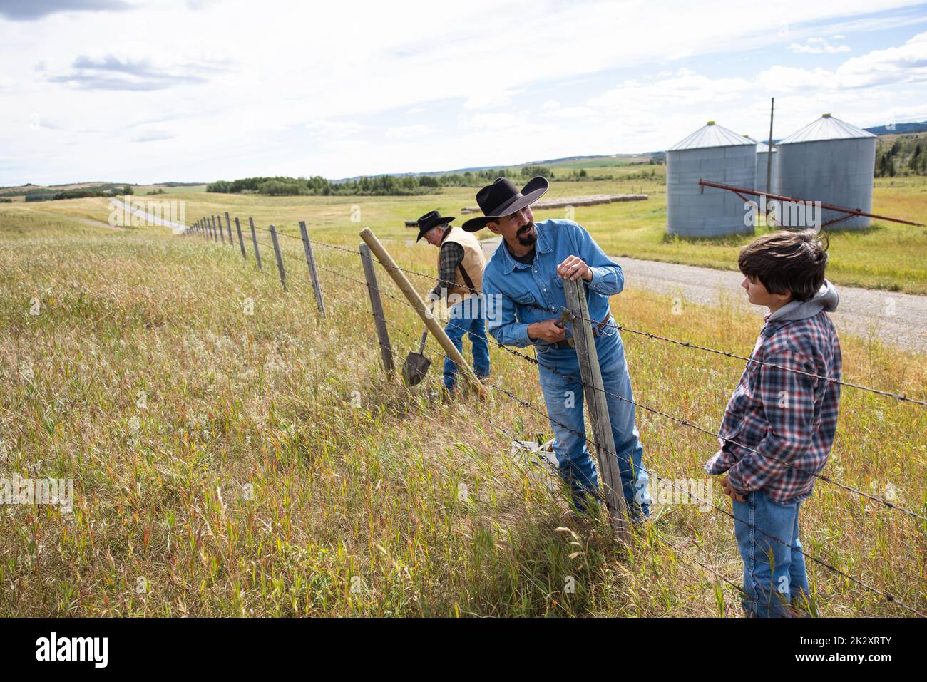 Fixing Ranch Fixing barbed wire fence hi-res stock photography and images - Alamy