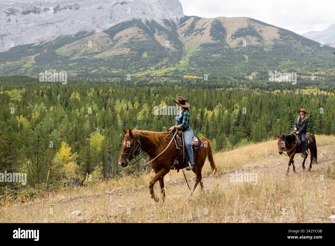 Couple horse riding landscape hi-res stock photography and images - Alamy