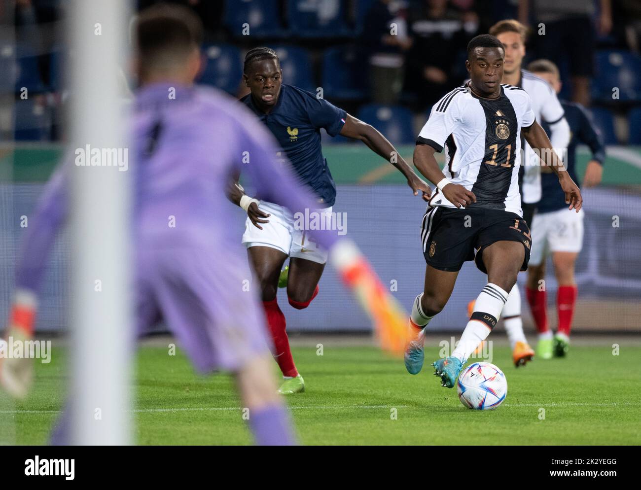 Magdeburg, Germany. 23rd Sep, 2022. Soccer, U21 Men: International Matches, Germany - France, MDCC-Arena. Germany's Youssoufa Moukoko (from right) and France's Castello Lukeba fight for the ball. Credit: Hendrik Schmidt/dpa/Alamy Live News Stock Photo