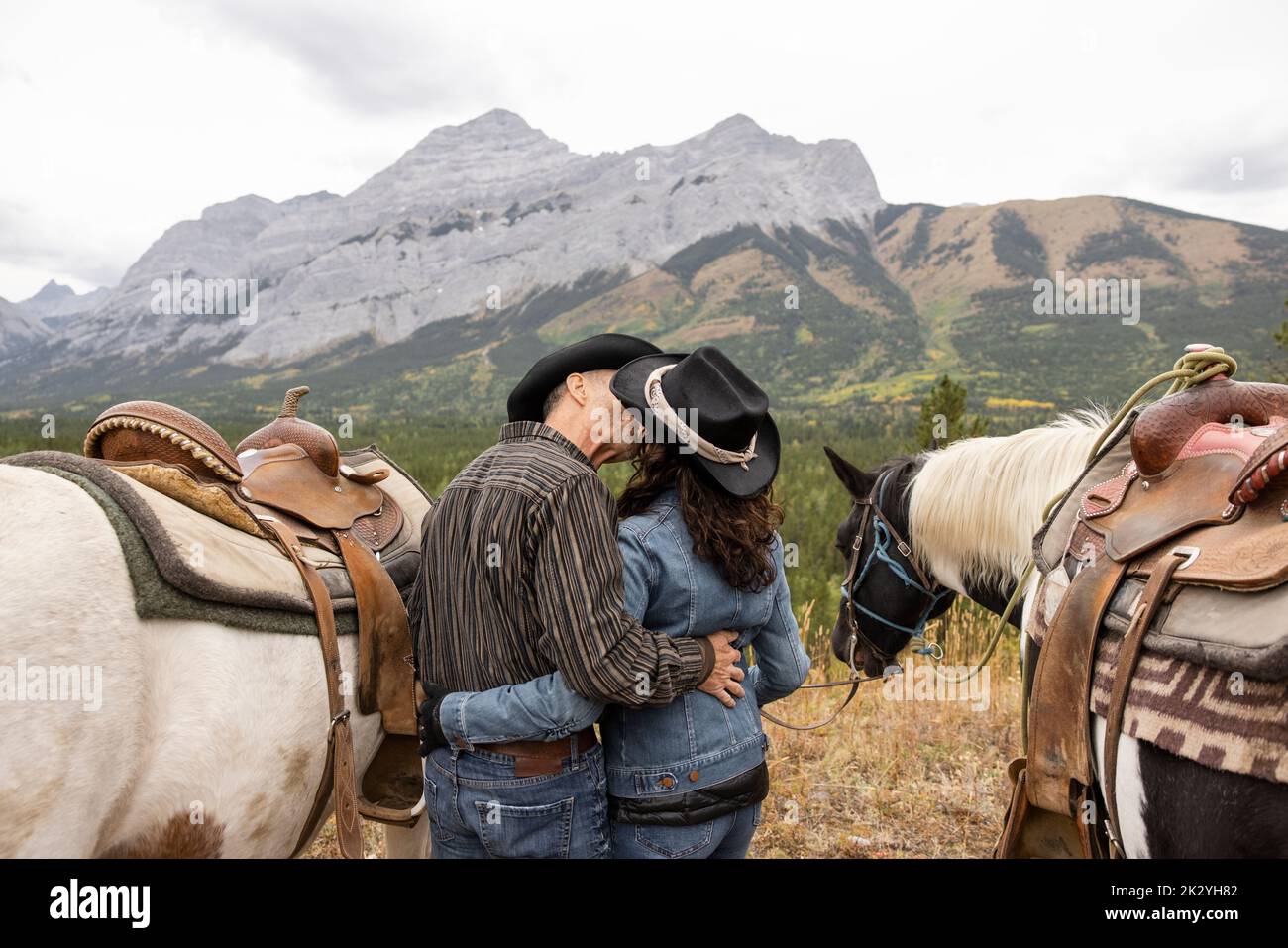 a-cowboy-couple-kissing-hi-res-stock-photography-and-images-alamy