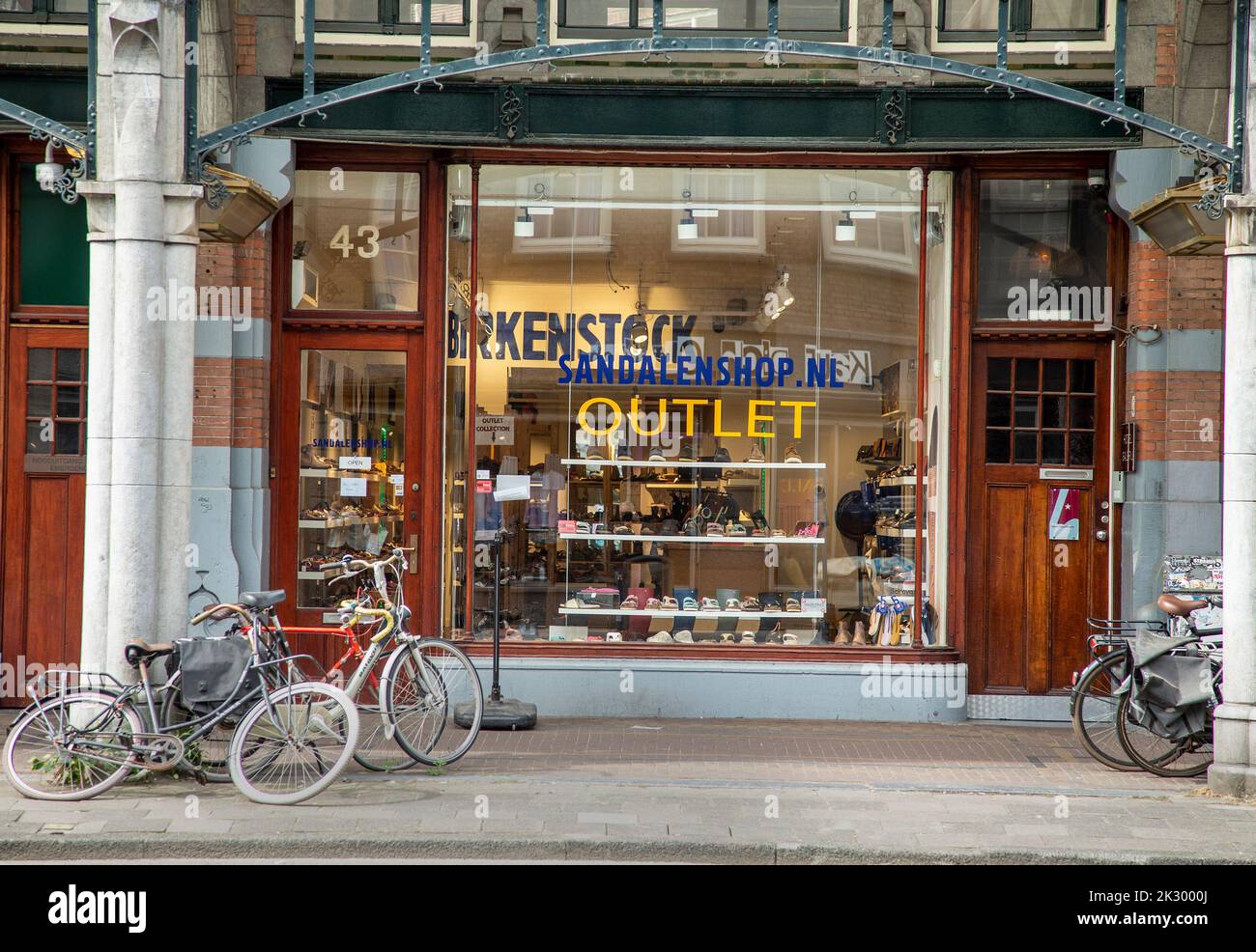 Shoe store outlet hi-res stock photography and images - Alamy