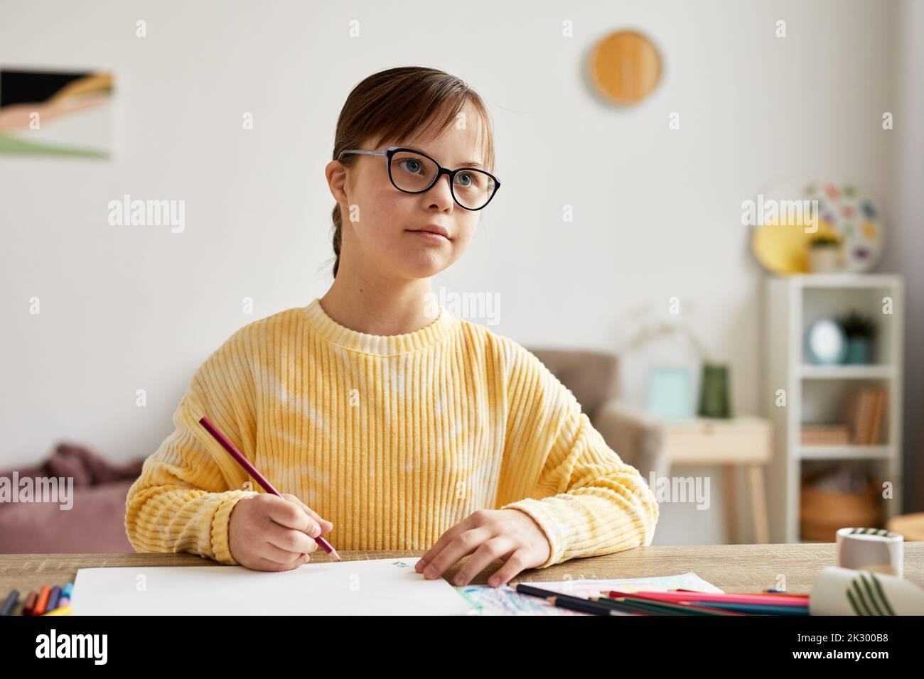 Girl drawing sitting desk hi-res stock photography and images - Page 10 -  Alamy