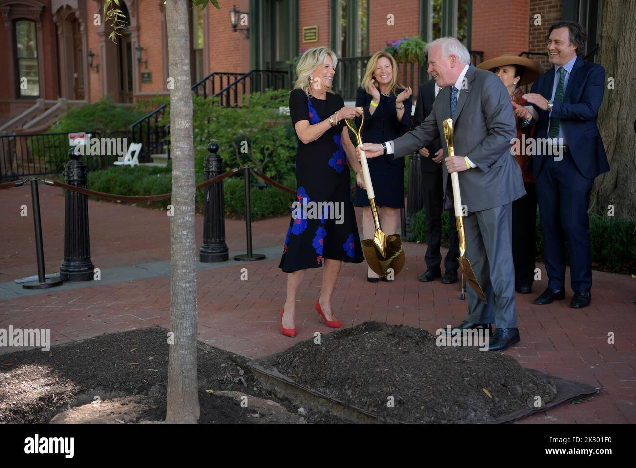 September 23, 2022, Washington, Distric of Columbia, USA: US First Lady JILL BIDEN alongside of Chairman of the Board of the White House Historical Association JOHN F. W. ROGERS(1right) honoring to former First Lady JACQUELINE KENNEDY garden during an unveil JBK medallion ceremony, today on September 23, 2022 at the Decatur House/White House in Washington DC, USA. (Credit Image: © Lenin Nolly/ZUMA Press Wire) Credit: ZUMA Press, Inc./Alamy Live News Stock Photo