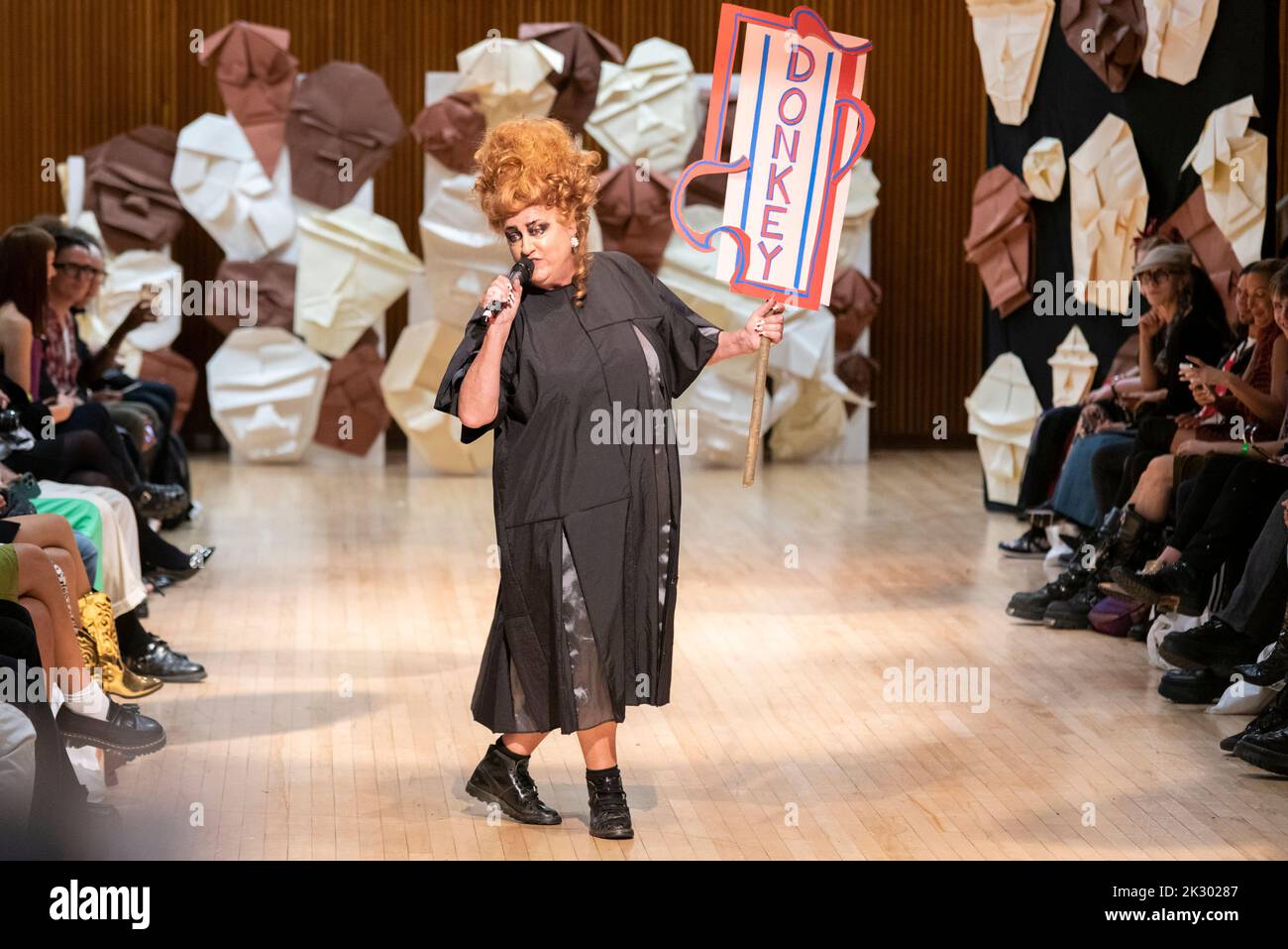 Singer Eve Ferret performing on catwalk during VIN+OMI 'Opinions' show for London Fashion Week 2022. Recycled materials. Sustainable fashion. Stock Photo
