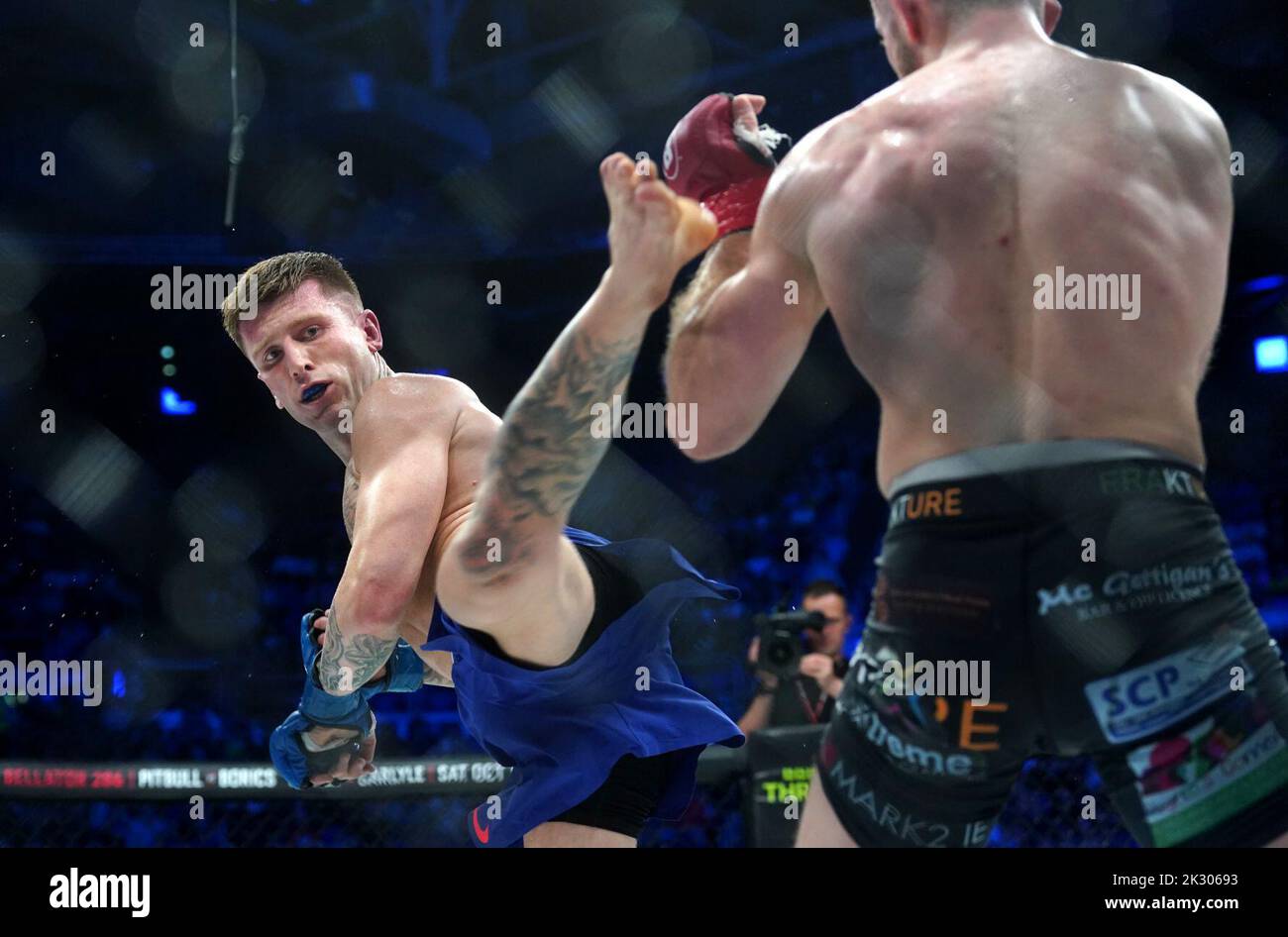 Darragh Kelly (right) and Kye Stevens in action during their Lightweight bout during Bellator 385 at the 3 Arena, Dublin. Picture date: Friday September 23, 2022. Stock Photo