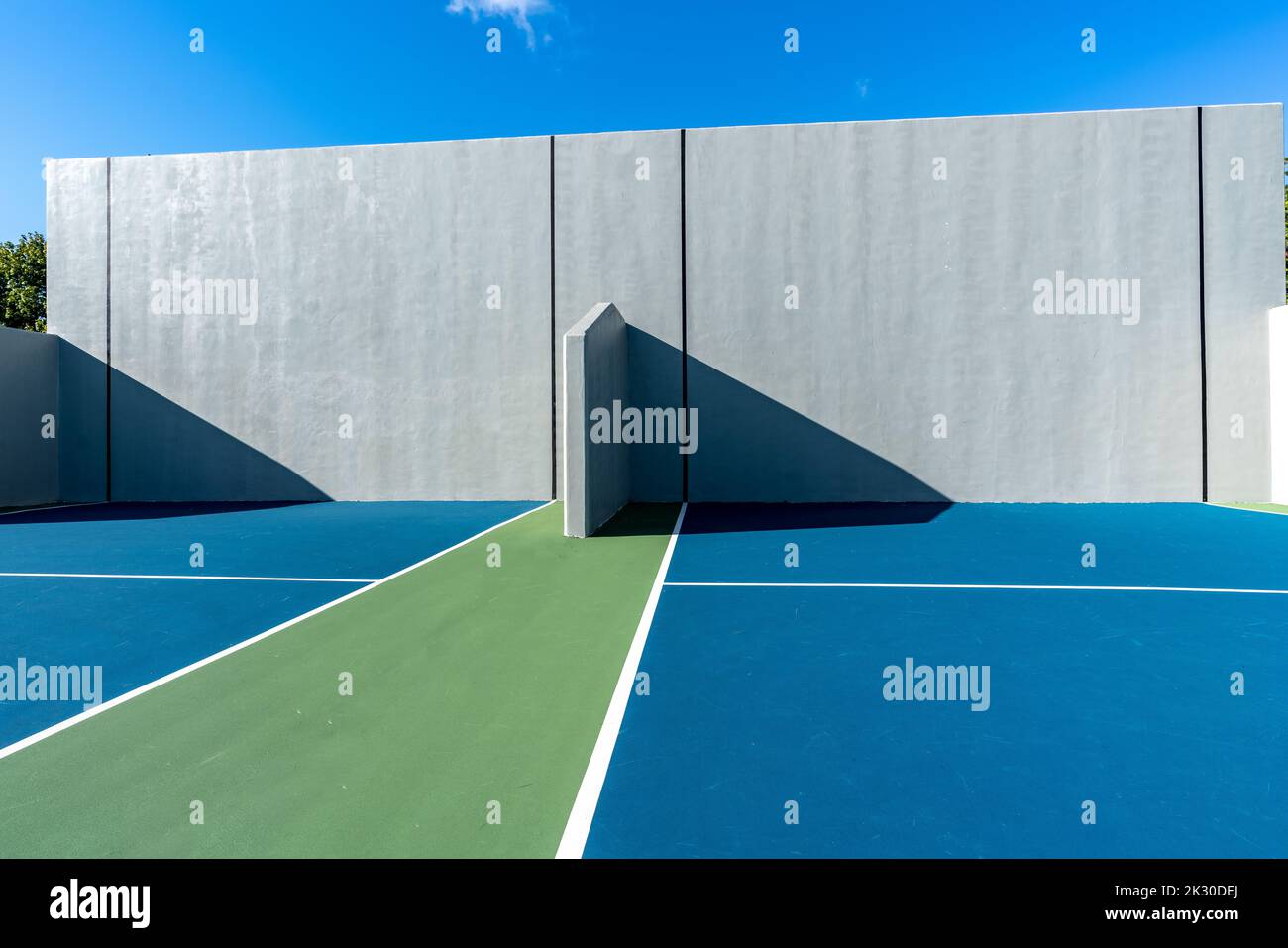 Example of an outside American Handball courts with concrete wall