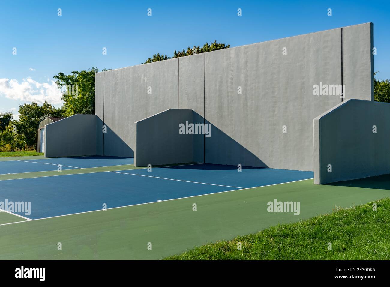 Example of an outside American Handball courts with concrete wall ...