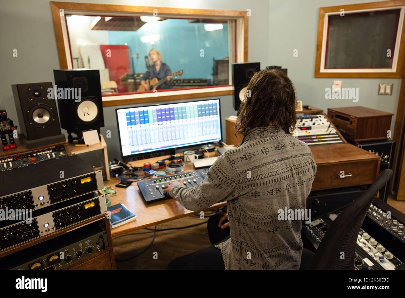Artist in studio man hi-res stock photography and images - Alamy
