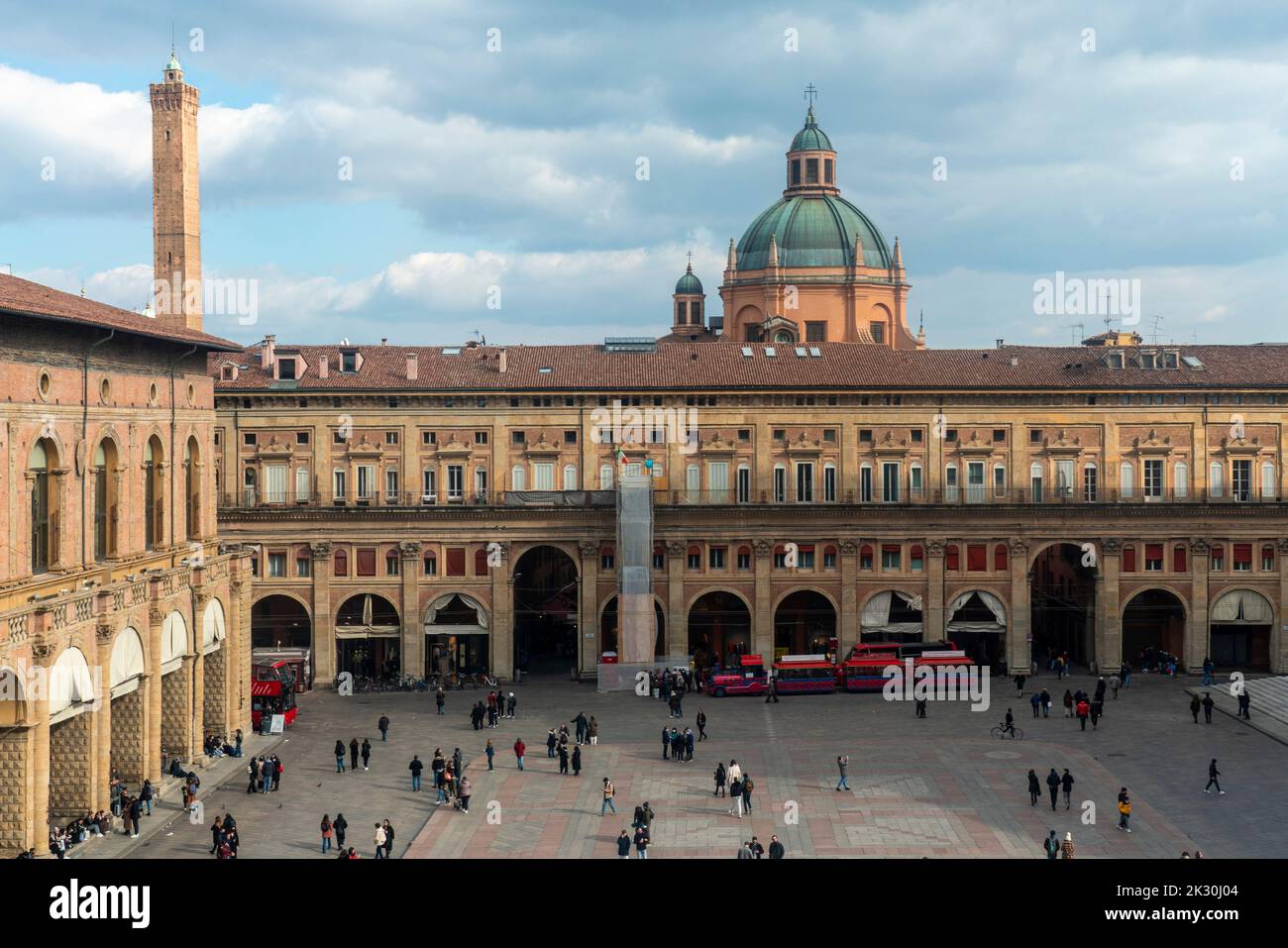 Italy, EmiliaRomagna, Bologna, Piazza Maggiore and facade of Palazzo